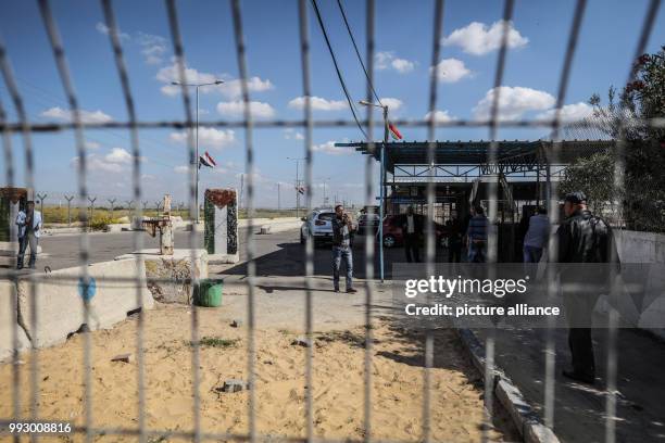 Dpatop - An employee of Palestinian Authority gestures at the Erez border crossing between Israel and Gaza in Beit Hanun, Gaza Strip, 01 November...