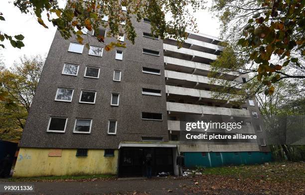 Apartment building can be seen in the residential area 'Wollepark' in Delmenhorst, Germany, 01 November 2017. This housing block and two further...