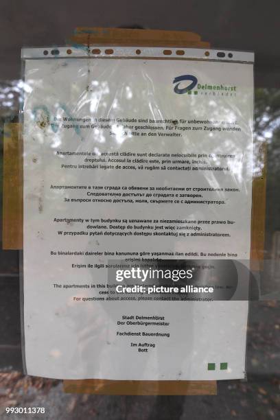 Letter of the city of Delmenhost with the information that the entrance of the building is closed can be seen in the entrance area of an apartment...