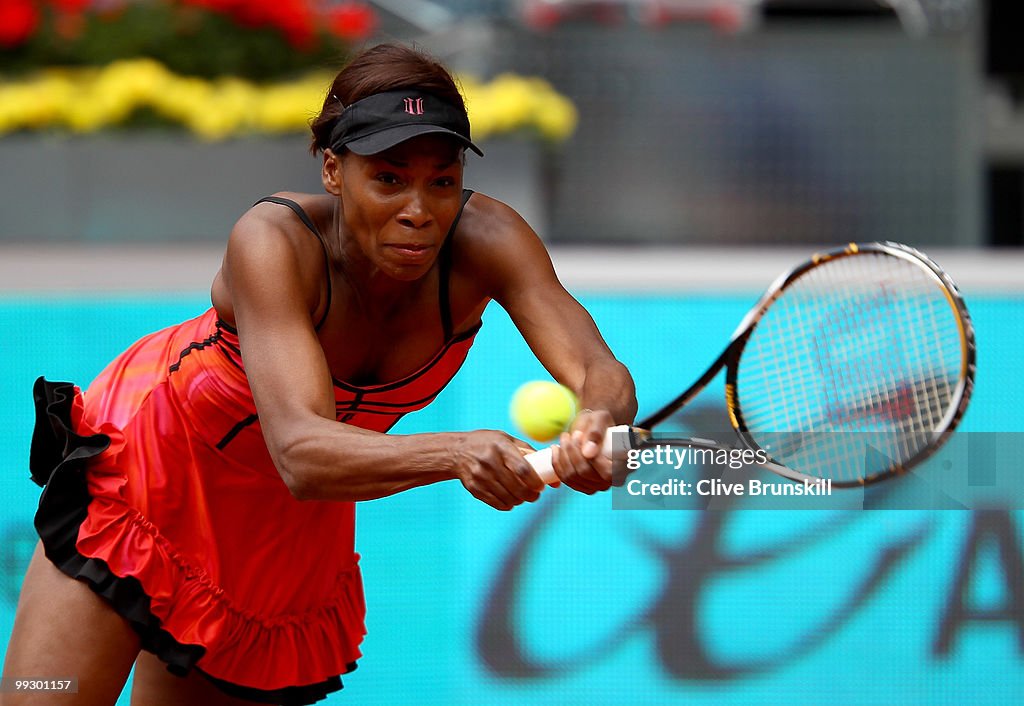 Venus Williams of the USA plays a backhand to Samantha Stosur of