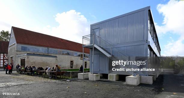 Container offices for employees can be seen on the Kulturcampus Domaene Marienburg of the University of Hildesheim in Hildesheim, Germany, 26 October...