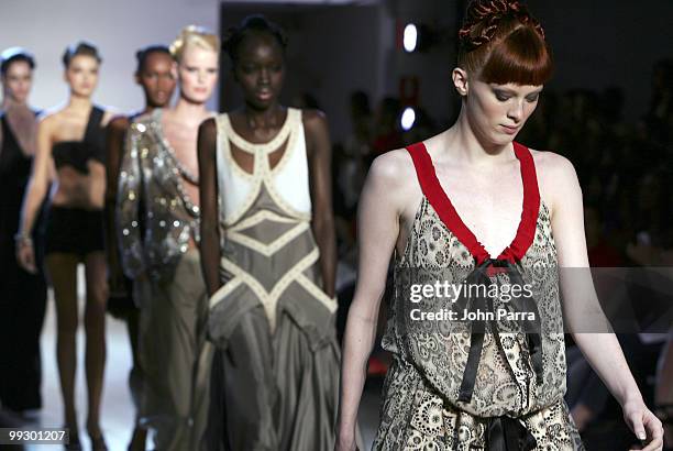 Karen Elson and models wearing Zaldy Spring 2006