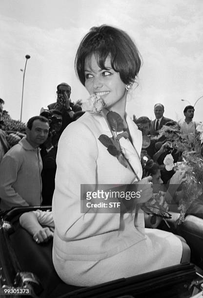 Photo datée de mai 1963 de l'actrice italienne Claudia Cardinale, née le 15 avril 1939, souriant à ses fans avant la présentation du film "Otto e...