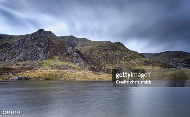 lake in snowdonia - dale smith stock pictures, royalty-free photos & images