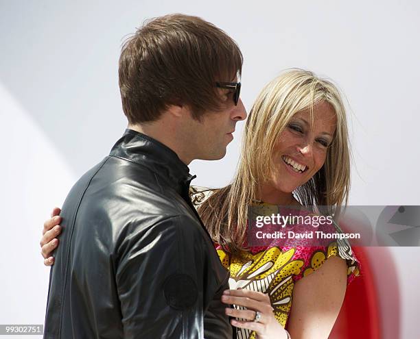 Liam Gallagher and Nicole Appelton attend a photocall on May 14, 2010 in Cannes, France.