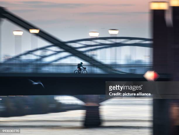 Cyclist on the way on the Ignatz Bubis Bridge in the early hours in Frankfurt am Main, Germany, 02 November 2017. Photo: Frank Rumpenhorst/dpa