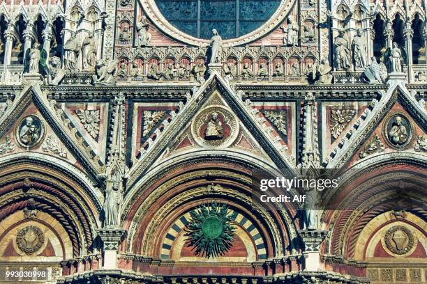 main facade of the cathedral of siena, santa maría de la asunción (duomo di santa maria dell'assunta), siena, italy - kathedraal van siena stockfoto's en -beelden