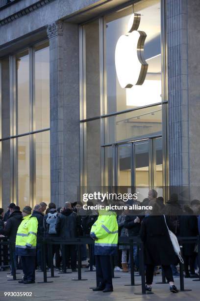 People can be seen at an Apple Store, waiting to purchase the new iPhone X in Hamburg, Germany, 3 November 2017. Photo: Bodo Marks/dpa