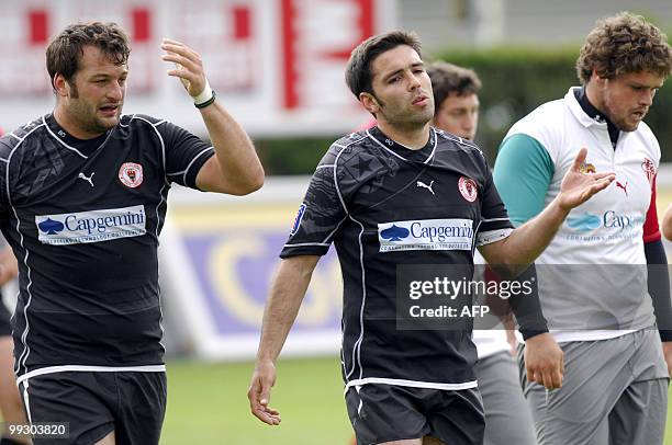 Biarritz's Dimitri Yachvili talks with teammates on May 14, 2010 during a training session at the Aguilera stadium in Biarritz, southwestern France....