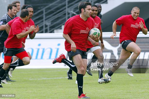 Biarritz's Dimitri Yachvili runs with the ball on May 14, 2010 during a training session at the Aguilera stadium in Biarritz, southwestern France....