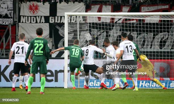 Bremen's Niklas Moisander scores the 1-1 goal beside Marc Stendera , Fin Bartels , David Abraham , Kevin-Prince Boateng , goalkeeper Lukas Hradecky...