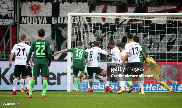 Dpatop - Bremen's Niklas Moisander scores the 1-1 goal beside Marc Stendera , Fin Bartels , David Abraham , Kevin-Prince Boateng , goalkeeper Lukas...