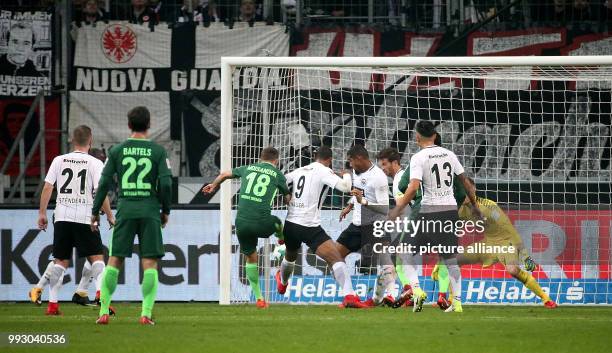 Bremen's Niklas Moisander scores the 1-1 goal beside Marc Stendera , Fin Bartels , David Abraham , Kevin-Prince Boateng , goalkeeper Lukas Hradecky...