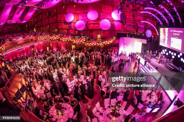 View of the ballroom at the 36th German Sports Press Ball at the Old Opera in Frankfurt/Main, Germany, 4 November 2017. Photo: Frank Rumpenhorst/dpa