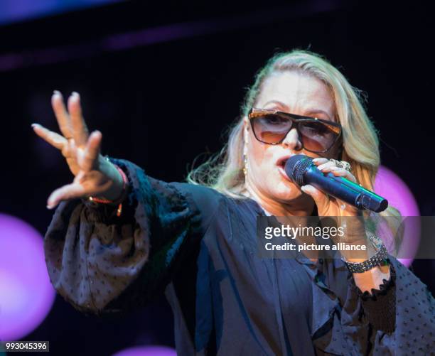 Singer Anastacia performs during the 36th German Sports Press Ball in the Alte Oper in Frankfurt am Main, Germany, 05 November 2017. Photo: Frank...