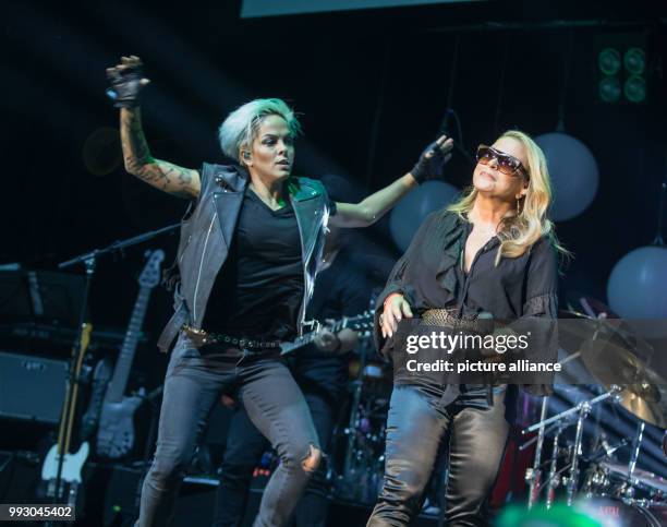 Singer Anastacia performs during the 36th German Sports Press Ball in the Alte Oper in Frankfurt am Main, Germany, 05 November 2017. Photo: Frank...