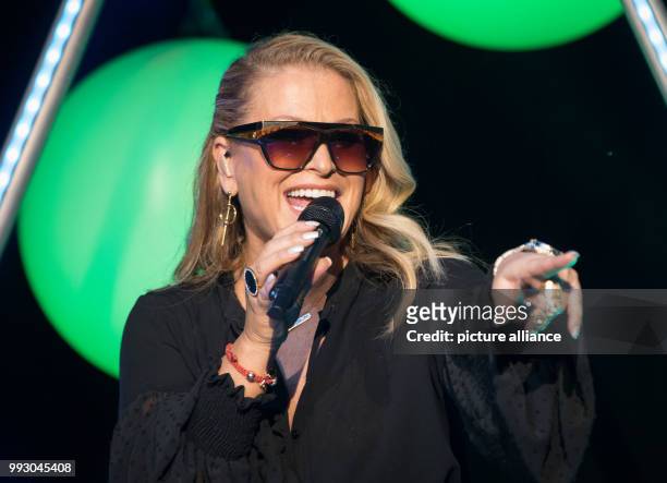 Singer Anastacia performs during the 36th German Sports Press Ball in the Alte Oper in Frankfurt am Main, Germany, 05 November 2017. Photo: Frank...