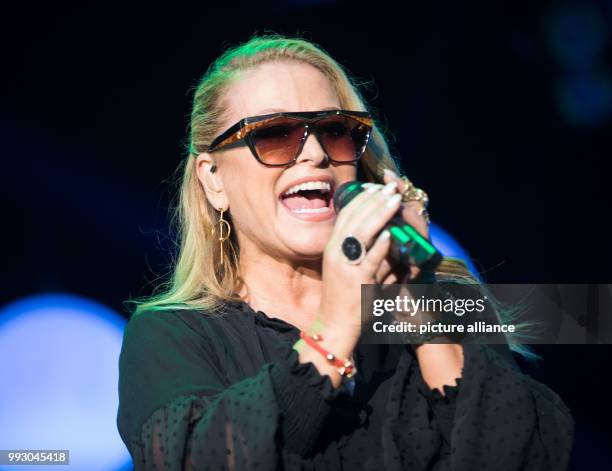 Singer Anastacia performs during the 36th German Sports Press Ball in the Alte Oper in Frankfurt am Main, Germany, 05 November 2017. Photo: Frank...