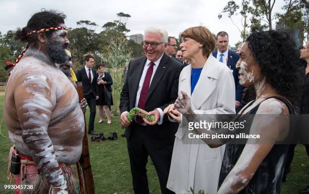 Federal President Frank-Walter Steinmeier and his wife Elke Buedenbender in conversation with aboriginals during a visit of the area Barangaroo in...