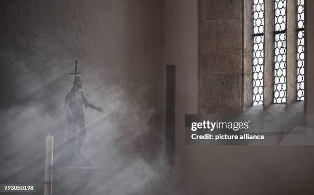 Rays of sun fall through a church window in Rottenburg am Neckar, Germany, 4 November 2017. Photo: Sebastian Gollnow/dpa