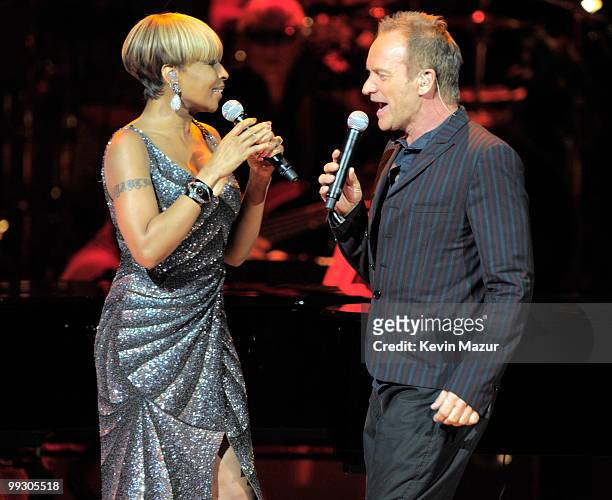 Mary J Blige and Sting perform on stage during the Almay concert to celebrate the Rainforest Fund's 21st birthday at Carnegie Hall on May 13, 2010 in...