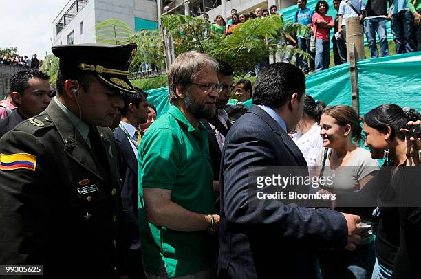 Antanas Mockus, Colombia Green Party candidate in the presidential election, center, makes his way through the crowd during a campaign stop at the...