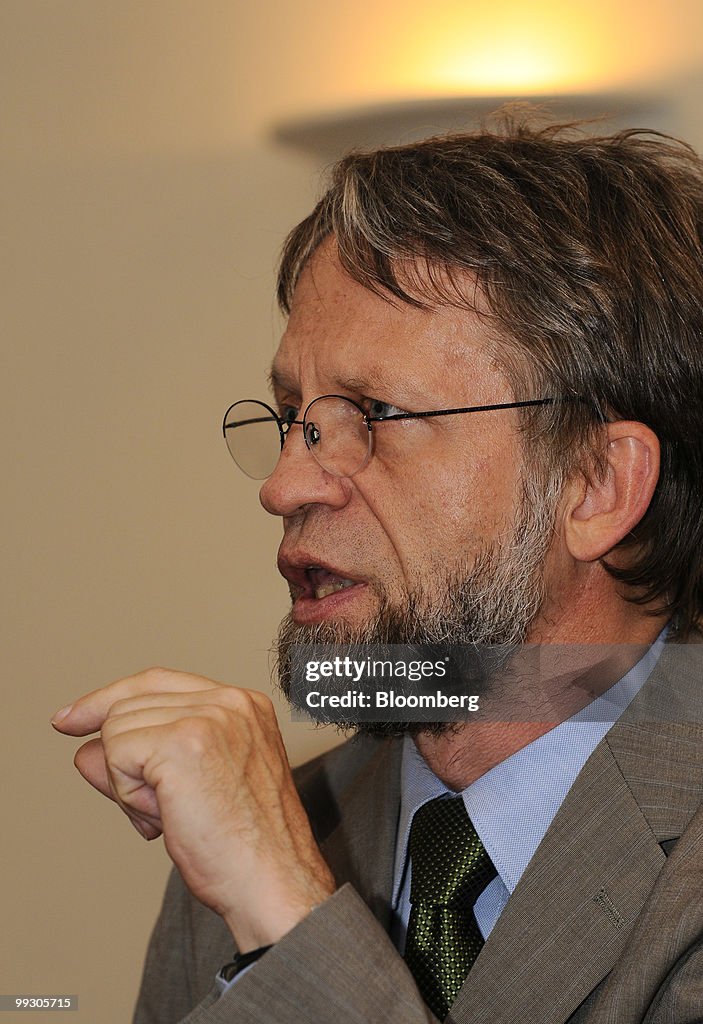 Colombia's Mockus Sees Lead Narrow Before May 30 Vote