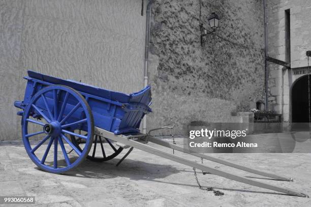 blue car.jpg - altena fotografías e imágenes de stock