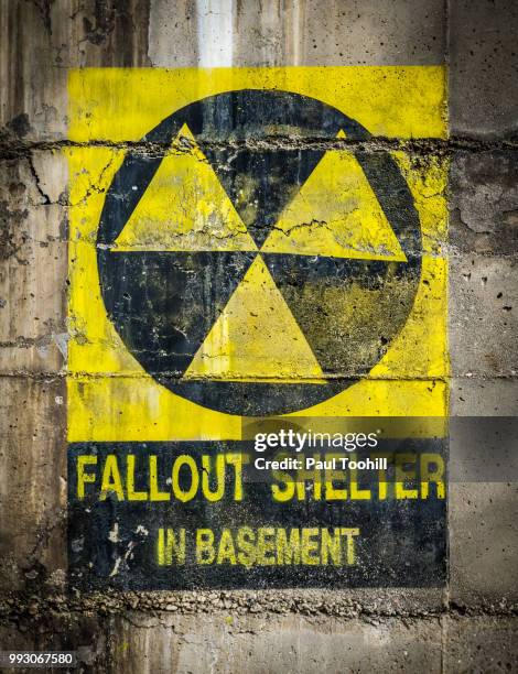 fallout shelter - fallout shelter ストックフォトと画像