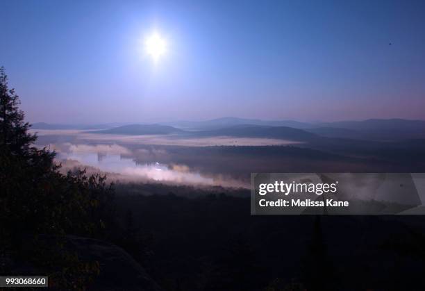 sun overlooking the mountains - melissa dawn foto e immagini stock