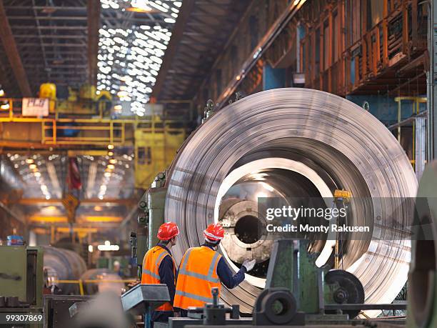 engineers in steel factory with lathe - siderurgicas fotografías e imágenes de stock