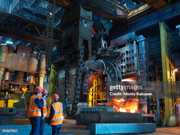 engineers & hot steel in forging machine - smederij stockfoto's en -beelden