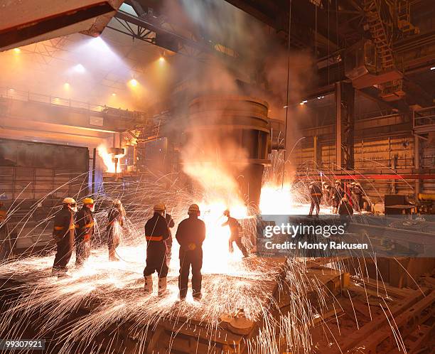 workers with molten steel in plant - 雪菲爾 個照片及圖片檔