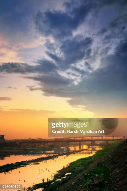 urban sunrise sunset river in morning - urban art imagens e fotografias de stock