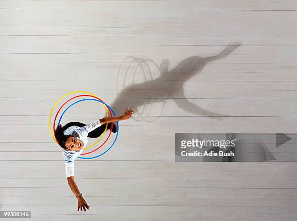 woman with hula hoops - hoelahoep stockfoto's en -beelden