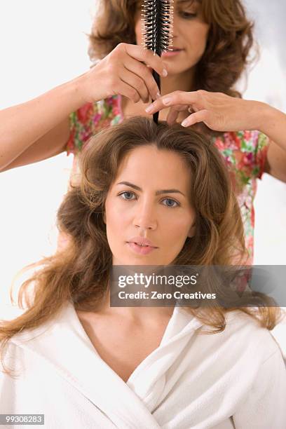 woman in a beauty salon - hair parting stockfoto's en -beelden