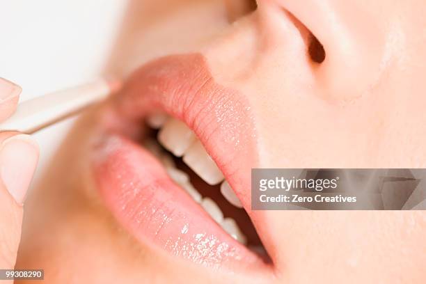 glossy lips - konturstift stock-fotos und bilder