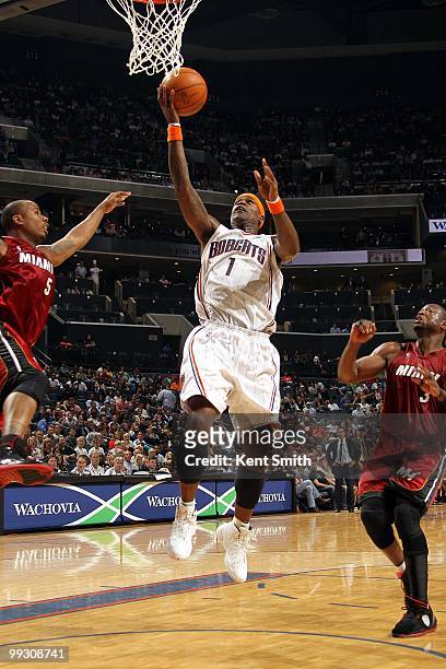 Stephen Jackson of the Charlotte Bobcats shoots a jump shot against Quentin Richardson and Dwyane Wade of the Miami Heat during the game at Time...