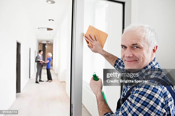 man cleaning window - hauswart stock-fotos und bilder