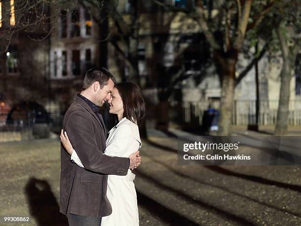 couple hugging in park at night - colin hawkins 個照片及圖片檔