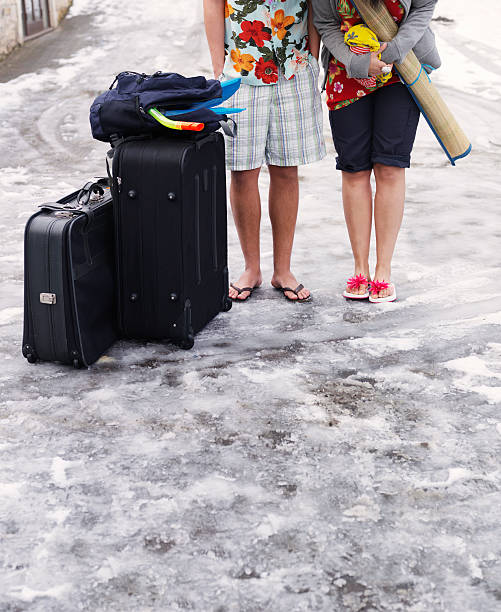 https://media.gettyimages.com/id/99308864/fr/photo/couple-standing-in-snow-with-suitcases.jpg?s=612x612&w=0&k=20&c=017Gs0oqgeLYZiRXkCkjCk6H2pexqd8ezmLxG7NgS24=