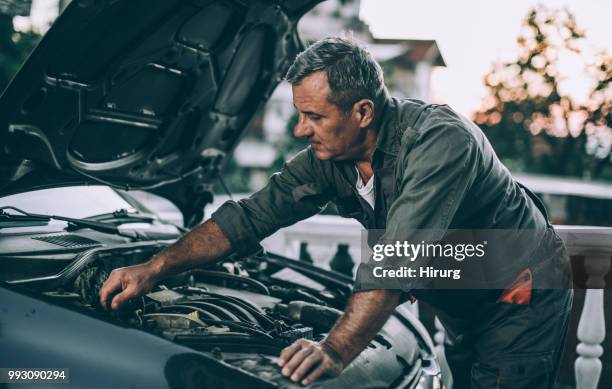 bei auto-service - reparatur handwerker männlich stock-fotos und bilder