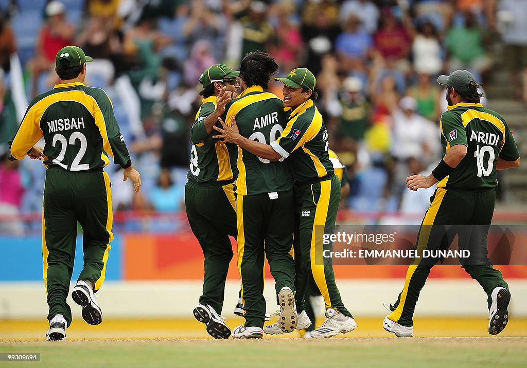 Pakistani bowler Mohammad Aamer (C) cele