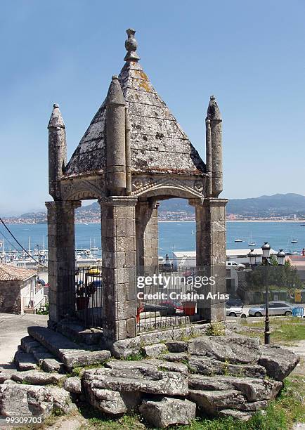 cruceiro de la trinidad (s, xv), baiona, rias bajas, pontevedra. - xv stock pictures, royalty-free photos & images