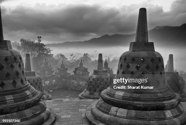 pagodas of borobudur - provincia de java central fotografías e imágenes de stock