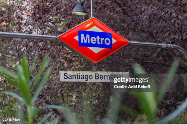 santiago bernabeu metro station (spain, madrid) - santiago bernabeu stadium 個照片及圖片檔