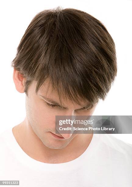 depressed man - regarder vers le bas photos et images de collection
