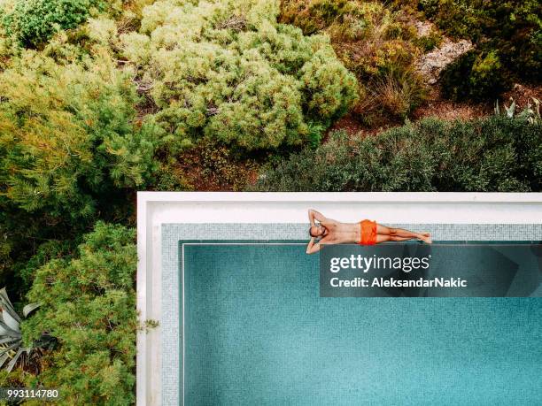 vakantie voor een - man in swimming pool stockfoto's en -beelden