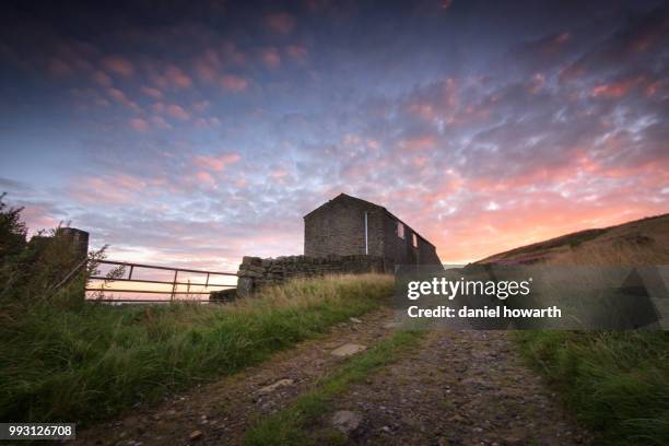 scammonden sunrise - agrarisch gebouw stockfoto's en -beelden