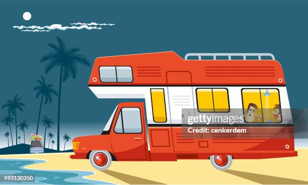 ilustraciones, imágenes clip art, dibujos animados e iconos de stock de caravana y playa silencio - moonlight lovers